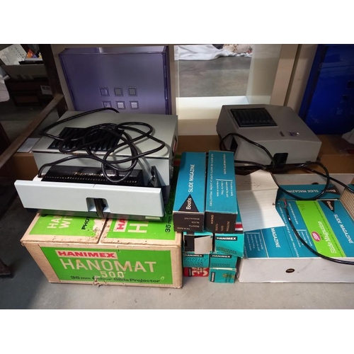 673 - A slide projector & box of slides etc. (only 4 slide magazines have slides, the rest are empty magaz... 