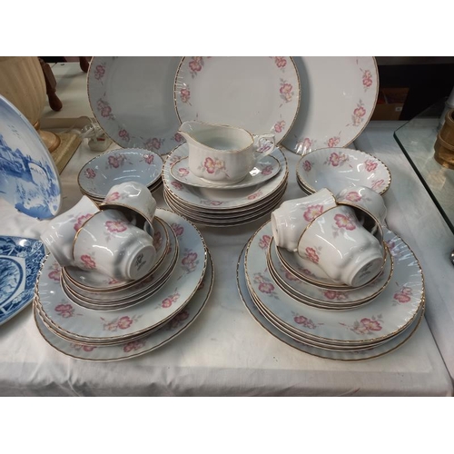 688 - A 40 piece Regal dinner set, Collect only