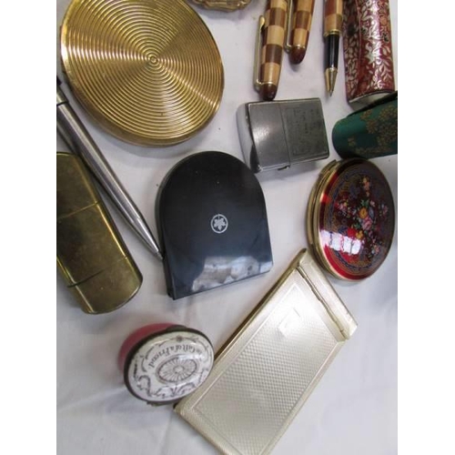 768 - A tray of vintage compacts and lighters.