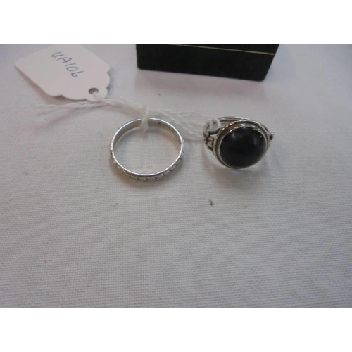 787 - Two silver rings, sizes I and P.