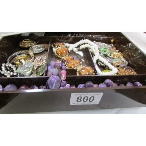 800 - A mixed lot of costume jewellery including neckaces, brooches etc.,