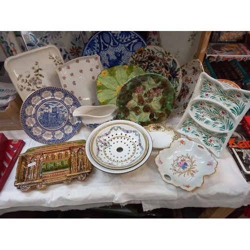 623 - A good selection of Victorian/ Edwardian meat platters, other plates and a large painted round tray.