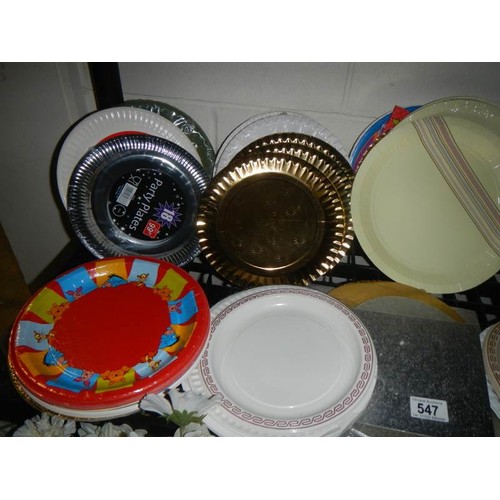 547 - A mixed lot of disposable paper plates.