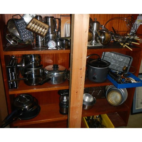 554 - Three shelves of kitchen ware.