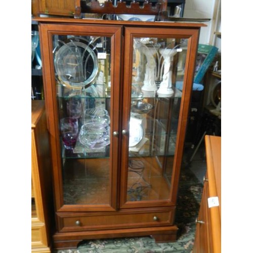 570 - A good quality display cabinet with cut glass door and single drawer.