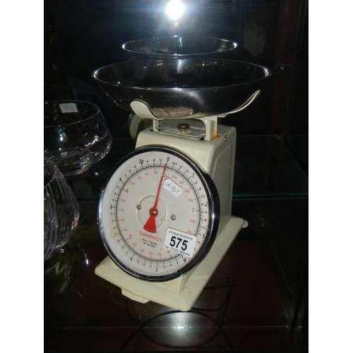 575 - A good set of kitchen scales.