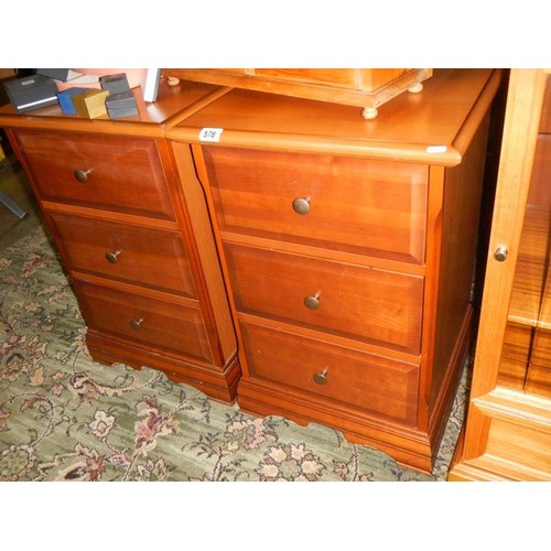 578 - A good pair of mahogany bedside cabinets.