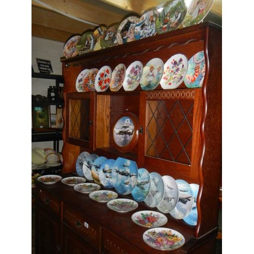 581 - Approximately 31 assorted collector's plates.