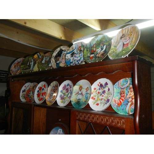 581 - Approximately 31 assorted collector's plates.