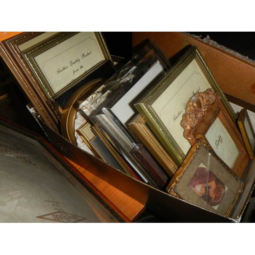 602 - A good lot of picture/photo frames.