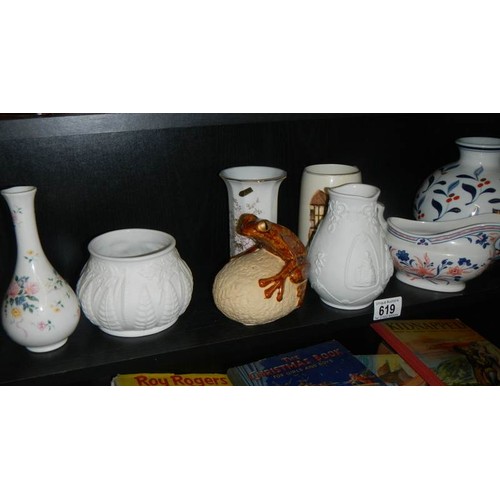 619 - A shelf of assorted ceramics.