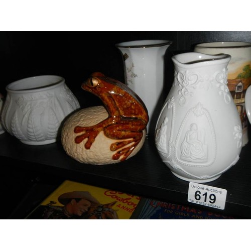 619 - A shelf of assorted ceramics.