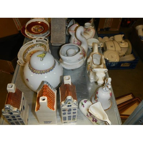 650 - A good mixed lot of ceramics.