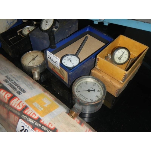 264A - A quantity of pressure gauges, some boxed.