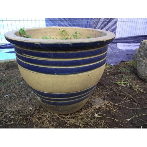 208 - A large garden pot. COLLECT ONLY.