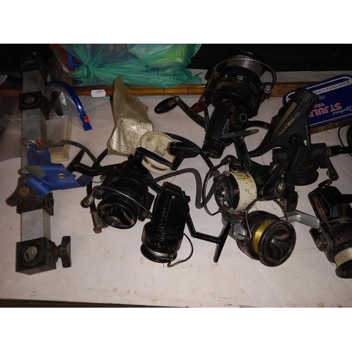 444 - A quantity of fishing reels & a fishing rod