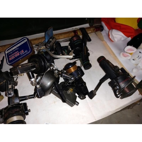 444 - A quantity of fishing reels & a fishing rod