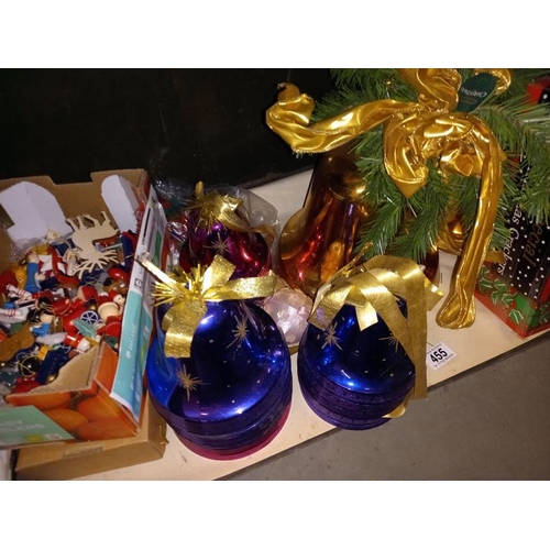 455 - A quantity of Christmas decorations including bell, tree, ornaments & crackers etc.