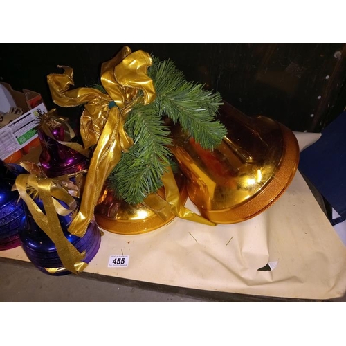 455 - A quantity of Christmas decorations including bell, tree, ornaments & crackers etc.