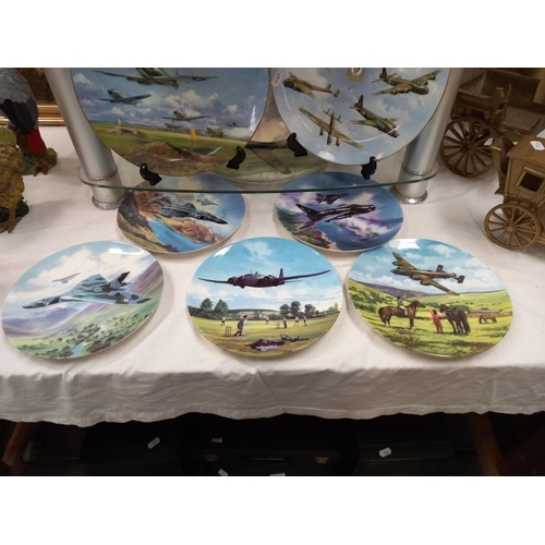 553 - A good collection of RAF/Aeronautical plates and memorabilia including a rare glass Vulcan plate