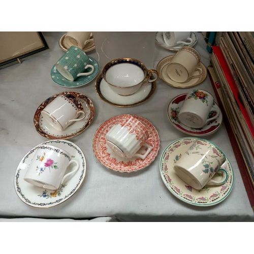 557 - A good assortment of decorative cups and saucers, coffee cans and saucers including Aynsley, Shelley... 