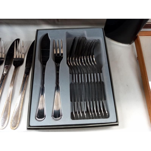 582 - A boxed set of fish knife and forks by Guy Degrenne, boxed cake forks, boxed spoons and a loose set ... 