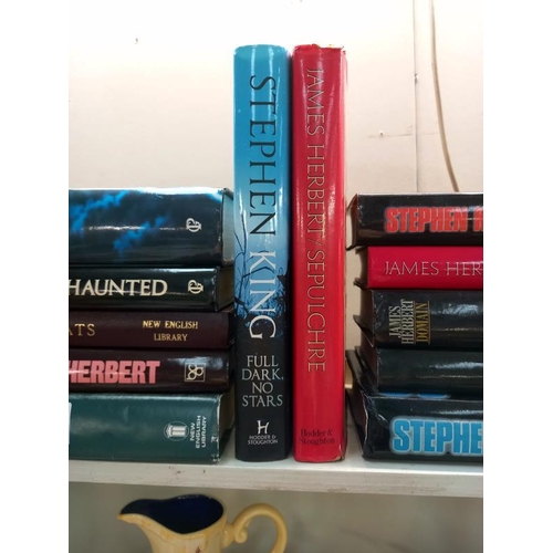 615 - A selection of James Herbert and Stephen King hard back books ( missing it's cover)