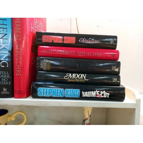 615 - A selection of James Herbert and Stephen King hard back books ( missing it's cover)