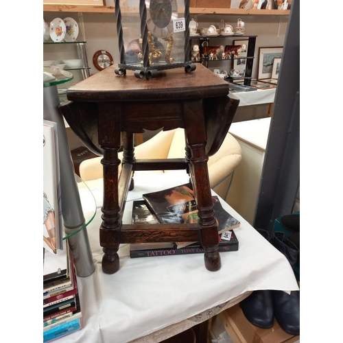 640 - A small oak drop leaf tea table