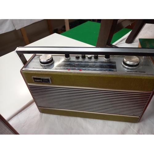 646 - 7 vintage Roberts radios