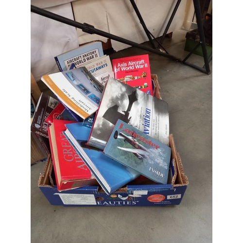 652 - A box of aeroplane/aeronautical books