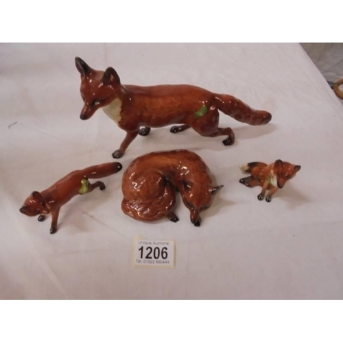 1206 - Four Beswick foxes.