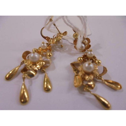 1007 - A pair of 18ct gold and pearl earrings, 4 grams.