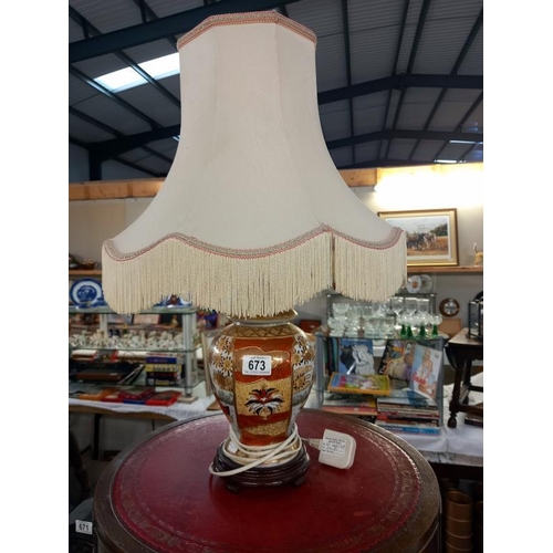 673 - A satsuma urn/ginger jar table lamp.