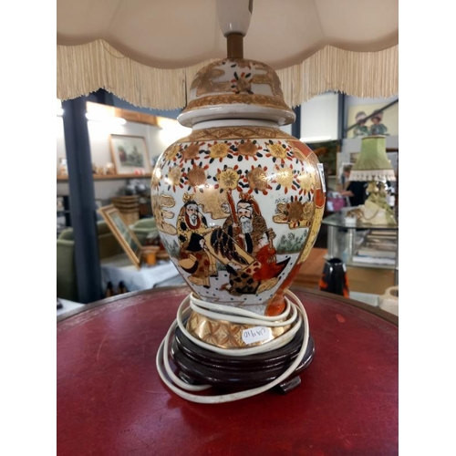 673 - A satsuma urn/ginger jar table lamp.