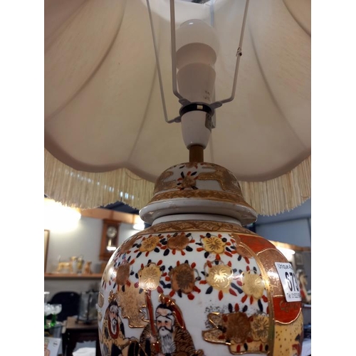 673 - A satsuma urn/ginger jar table lamp.