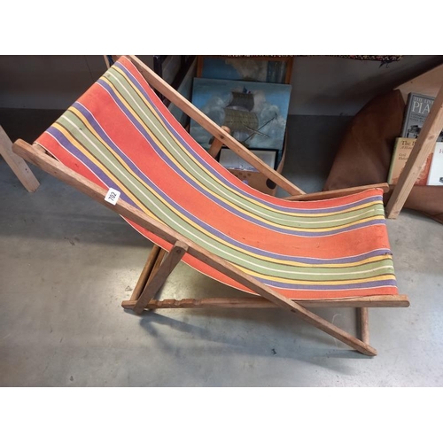 702 - A vintage deckchair