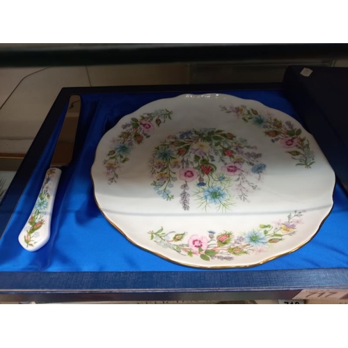 717 - A boxed Aynsley cake plate and cake knife