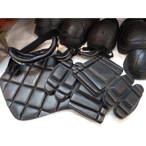 723 - A quantity of motorcyclists protective pads etc