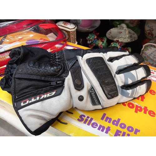 728 - 3 sets of motorcycle gloves by RST, Akito etc, appear new in bags