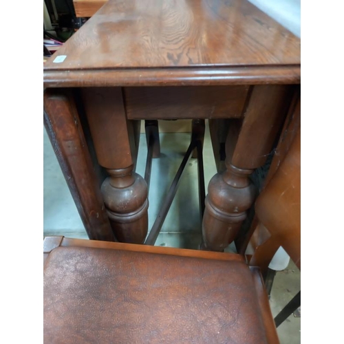 771 - An oak gateleg table