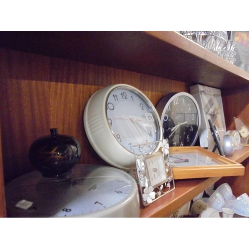 576 - A mixed lot of clocks.