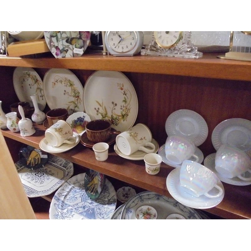 577 - A mixed lot of ceramics.