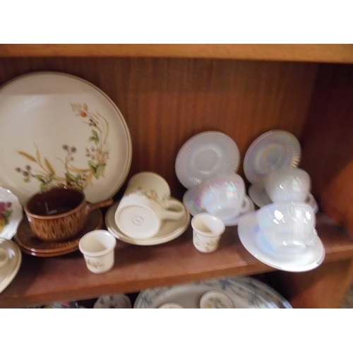 577 - A mixed lot of ceramics.