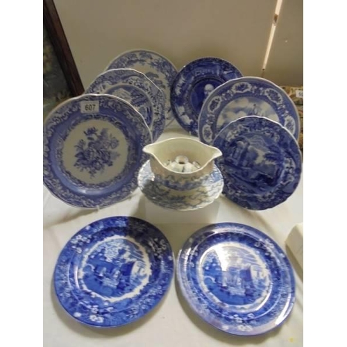 607 - A mixed lot of blue and white ceramics.