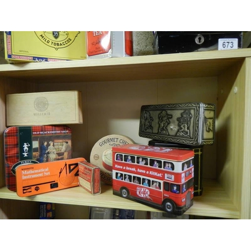 673 - A mixed lot of old tins and tin trays.