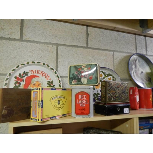 673 - A mixed lot of old tins and tin trays.