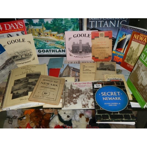 727 - A mixed lot of local maps and guide books etc.,