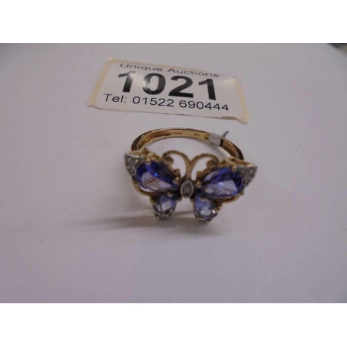 1021 - A tanzanite and diamond yellow gold ring, size R.