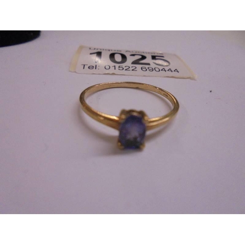 1025 - A yellow gold tanzanite ring, size T half.